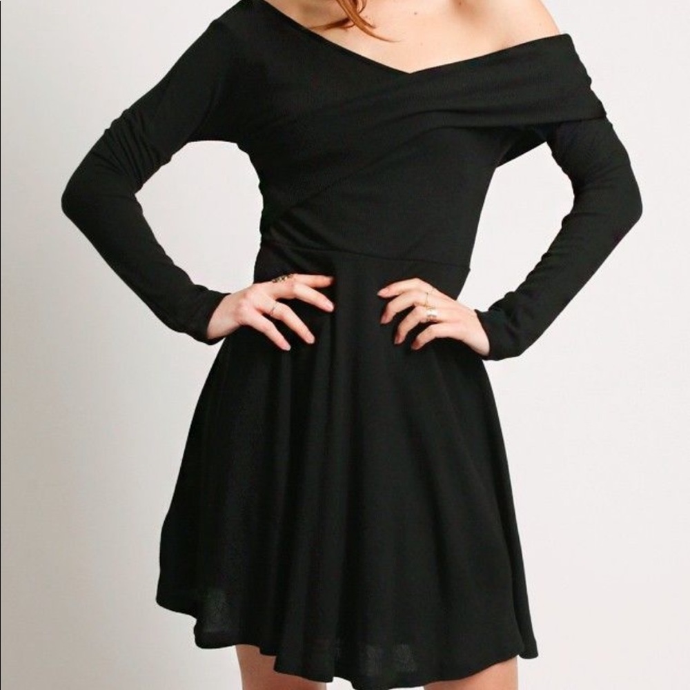 Off shoulder flare dress in black S/M